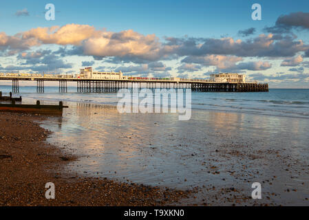 Eine Ansicht von Worthing Pier am späten November Nachmittag. Stockfoto