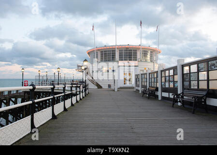 Die im Art déco-Stil der Südlichen Pavillon am Worthing Pier auf einem November Nachmittag Stockfoto