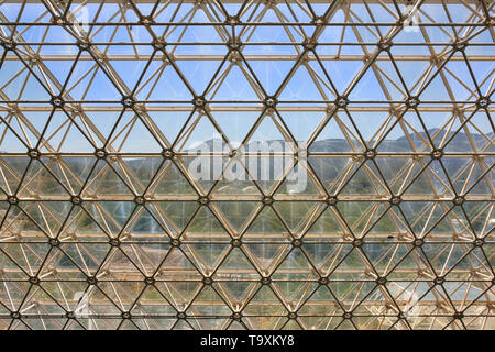 Nahaufnahme der Glas und Metall Konstruktion von Bisosphere 2, die Amerikanische Earth System Science Research Facility in Oracle, AZ entfernt Stockfoto