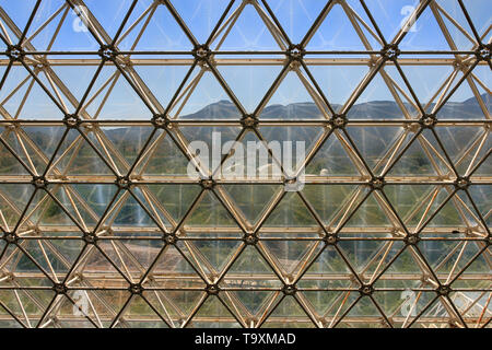 Nahaufnahme der Glas und Metall Konstruktion von Bisosphere 2, die Amerikanische Earth System Science Research Facility in Oracle, AZ entfernt Stockfoto