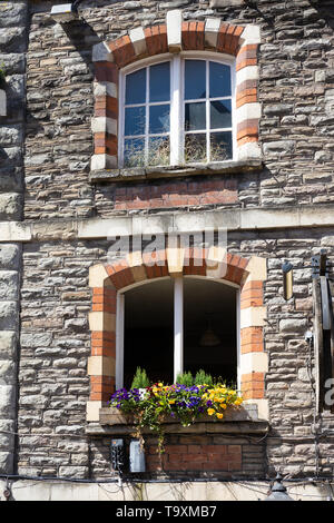 BRISTOL, Großbritannien - 14. Mai: Ungewöhnliche Windows auf einem Gebäude in Bristol am 14. Mai 2019 Stockfoto