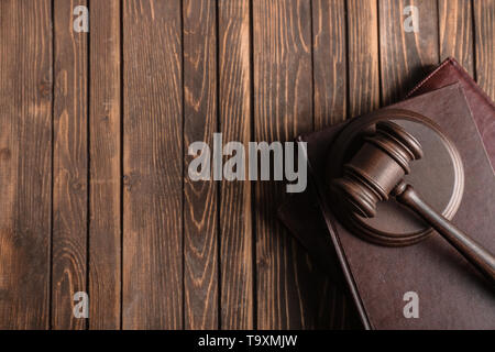 Judge's Hammer und Bücher auf hölzernen Tisch Stockfoto