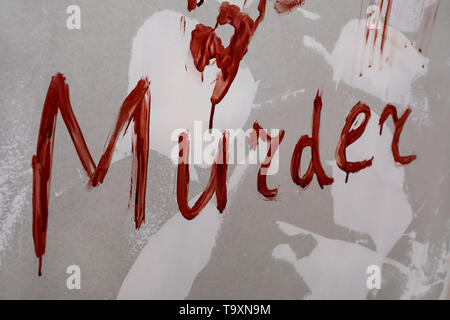 Wort Mord in Blut an die Wand geschrieben Stockfoto