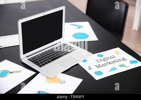 Laptop auf dunklen Tabelle in modernen Büro Stockfoto