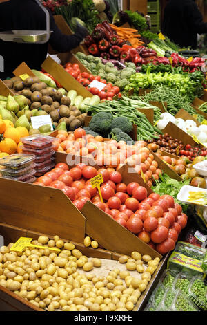 Palma de Mallorca, Spanien - 20. März 2019: frisches Gemüse und Obst Anzeige für den Verkauf in den lokalen Bauern indoor Marktstand Stockfoto
