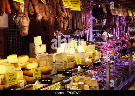 Palma de Mallorca, Spanien - 20. März 2019: Serrano und iberischen Iberico Schinken, Wurst und Käse, Chorizo auf der Anzeige für den Verkauf in den lokalen Bauern in Stockfoto