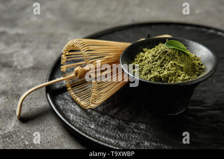 Schüssel mit Matcha-tee und Chasen auf Tisch Stockfoto