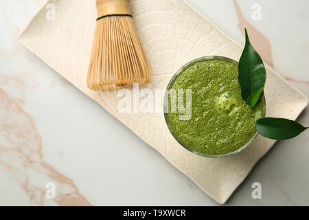 Komposition mit Matcha Tee auf dem Tisch Stockfoto