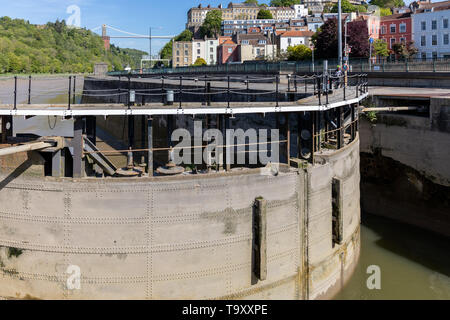 BRISTOL, Großbritannien - 14. Mai: Ungewöhnliche gekrümmte Schleusentore am Fluss Avon in Clifton in Bristol am 14. Mai 2019. Eine nicht identifizierte Person Stockfoto