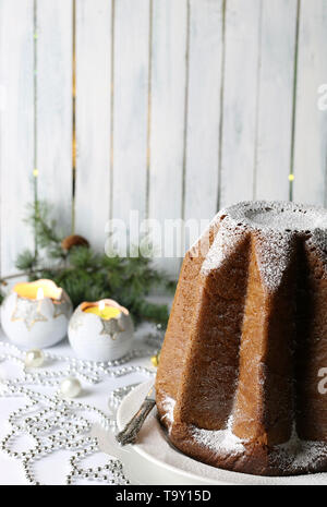 Die traditionelle italienische Weihnachtskuchen. Traditionelle italienische Weihnachtskuchen Pandoro auf weißem Hintergrund. Weihnachtsschmuck Stockfoto