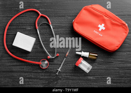 Stethoskop, Drogen und Erste Hilfe Kit auf Holz- Hintergrund. Health Care Konzept Stockfoto