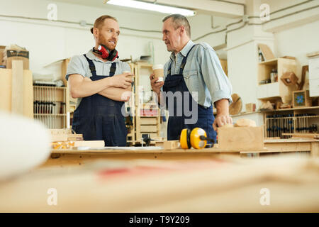 Taille, Porträt von zwei Tischler Kaffee trinken während der Pause in der Tischlerei Werkstatt, Platz kopieren Stockfoto