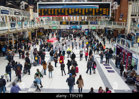 Liverpool Street Station, London, England, UK - April 2019: Leute, Touristen und Pendler in der Halle des beschäftigten London Liverpool Street Station Stockfoto