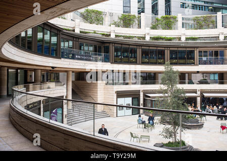 Broadgate Circle, ein Essen und Trinken Veranstaltungsort mit Cafés und Restaurants foodie Ziel in der City von London Stockfoto