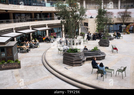 Broadgate Circle, ein Essen und Trinken Veranstaltungsort mit Cafés und Restaurants foodie Ziel in der City von London Stockfoto