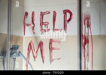 Text helfen mir im Blut auf Glas Tür der Duschkabine geschrieben Stockfoto