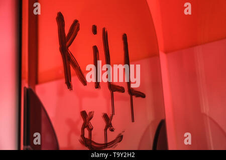 Wort töten in Blut auf Spiegel geschrieben Stockfoto