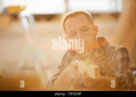 Portrait von qualifizierten zeitgenössische Tischler arbeiten im Sonnenlicht, kopieren Raum Stockfoto