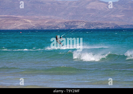 Fuerteventura - Kanarische Inseln, Kitesurfer reitet der Wellen mit der Geschwindigkeit des Windes Stockfoto