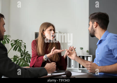 Junge emotionale Paar Besuch Scheidung Rechtsanwalt im Büro Stockfoto