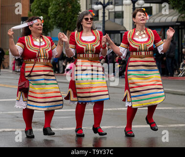 Tanzende Frauen in traditionellen Osteuropäischen Kostüme in der Victoria Day Parade am 20. Mai 2019 in Victoria, British Columbia, Kanada. Stockfoto