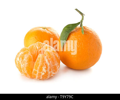 Lecker saftigen Mandarinen auf weißem Hintergrund Stockfoto