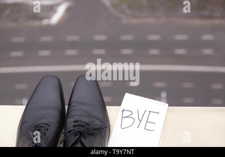 Männliche Schuhe auf den Rand des Daches. Konzept der Selbstmord Stockfoto