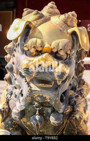 Vergoldete goldenen Löwen in der Verbotenen Stadt in Peking, China Stockfoto
