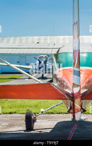 Mai 7, 2019 - Delta, British Columbia: Cesssna 150 G Rückansicht, Seitenruder, Höhenruder und stablizers bei Delta Erbe Airpark auf hellen, sonnigen Tag. Stockfoto