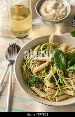 Mit leckeren Nudeln und Gemüse auf der Tischplatte Stockfoto