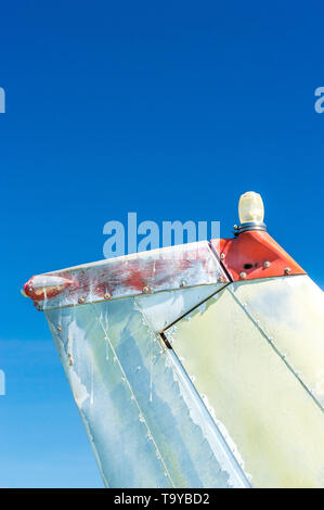 Schwanzflosse, Ruder- und Rundumleuchten, kleinen einmotorigen Flugzeug mit alte Lackierung und strahlend blauen Himmel an einem sonnigen Tag. Stockfoto