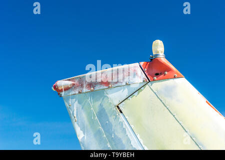 Schwanzflosse, Ruder- und Rundumleuchten, kleinen einmotorigen Flugzeug mit alte Lackierung und strahlend blauen Himmel an einem sonnigen Tag. Stockfoto