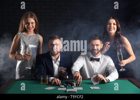Gruppe der Poker Spieler am Tisch im Casino Stockfoto