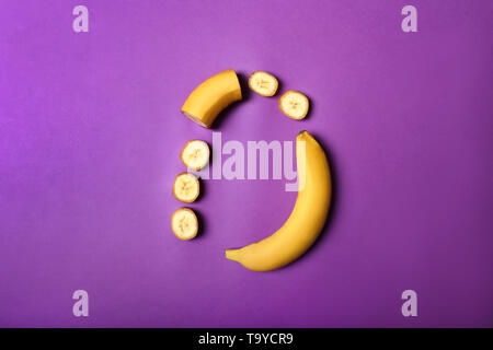Lecker schnitt Banana auf farbigen Hintergrund Stockfoto