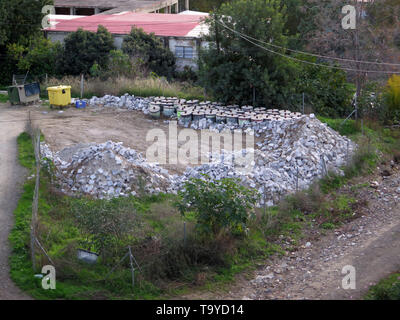 Debries von der Straße Bau und Reparatur im Feld im andalusischen Dorf Blocklagerung Stockfoto