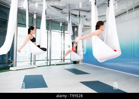 Dunkelhaarige Yoga Lehrer zeigen Schön posiert für Antenne yoga Stockfoto