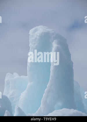 Vertikale baby blue Eisberg mit pockemarkierungen oder divots glitzert in der Sonne in der Souhtern Atlantik. Stockfoto
