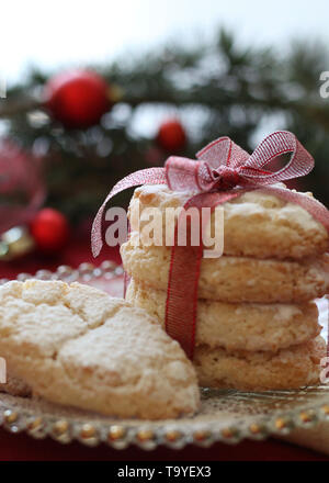 Konzept der italienischen Küche. Nahaufnahme von Ricciarelli-Cookies. Weihnachten italienische hausgemachte Mandelkekse. Stockfoto