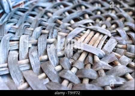 Leere graue Weidenkorb, kreisförmigen Muster, Nahaufnahme. Stockfoto