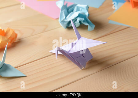 Origami crane auf hölzernen Tisch Stockfoto