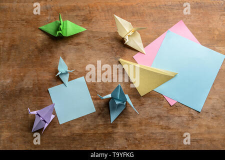 Origami Krane auf hölzernen Tisch Stockfoto