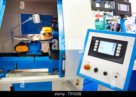 CNC-automatische schärfmaschine für Kreissägen Stockfoto