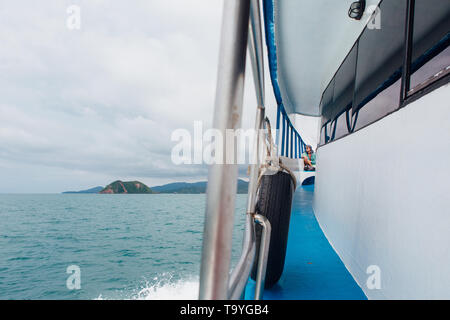 Surat Thai, Thailand - Januar 24, 2018: Touristen, die auf die Fähre nach Koh Samui und Koh Phangan Inseln. Mann sitzt auf dem Deck Stockfoto