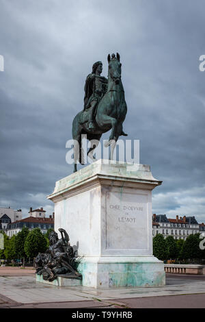 Die Statue von König Ludwig XIV. auf seinem Pferd in der Mitte der Place Bellecour in Lyon Stockfoto