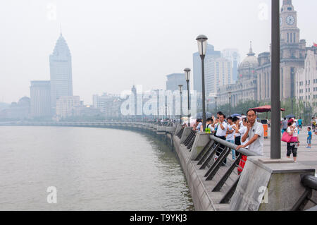 SHANGHAI, China - 12 Apr 2013: Touristen Spaziergang entlang der Uferpromenade von Shanghai Stockfoto