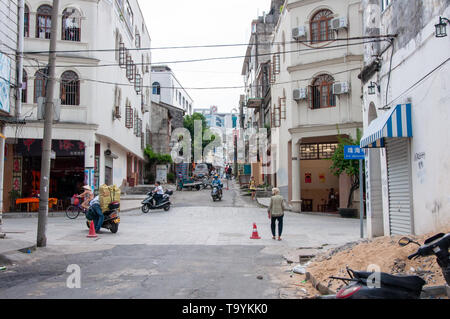 Shanghai, China - Jun, 2013: Altstadt Straße in Shanghai, China, mit verfallene Häuser im Stil der Kolonialzeit auf. Stockfoto