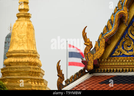 Thailändische Flagge zwischen den Tempeln im Grand Palace in Bangkok Stockfoto