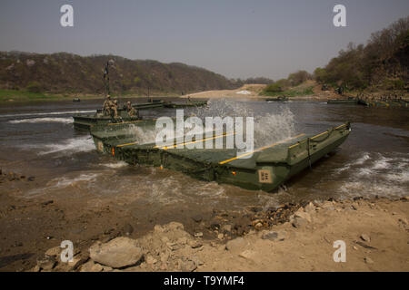 SEOK-EUN-SO, Republik Korea - eine improvisierte ribbon Bridge, von der 814th Multi-Role Bridge Company, 11 Engineer Battalion, 2nd Infantry Division/ROK-US kombinierte Division, entfaltet sich auf den Imjin-Bande Fluss für den Bulldog Bridging Übung an den lokalen Bereich Schulungen 320, der Republik Korea, April 22. Die Bulldog Bridging Übung ist eine Gültigkeitsprüfung Ihre operative Fähigkeit zu testen, Blindbewerbungen, und die Bereitschaft, im Einklang mit der Armee. (U.S. Armee Foto von Pvt. Faron hoch, 55. Bekämpfung der Kamera) Stockfoto