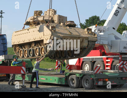 Bulgarische Unternehmer laden ein M3 Bradley Fighting Fahrzeug auf das erste Bataillon zugeordnet, 16 Infanterie Regiment, 1st Armored Brigade Combat Team, 1.Infanterie Division in Fort Riley, Kansas auf einen Lkw während des Schienenkopfes Operationen bei Novo Selo, Bulgarien, 18. Mai 2019. Das Bügeleisen Förster sind Vorbereitungen für die Sabre Guardian 2019, eine Übung, die von rumänischen Landstreitkräfte und US-Army Europe, die Stattfindet, von Juni 3-24 an verschiedenen Standorten in Bulgarien, Ungarn und Rumänien geführt. (U.S. Armee foto Staff Sgt. Wahre Thao) Stockfoto