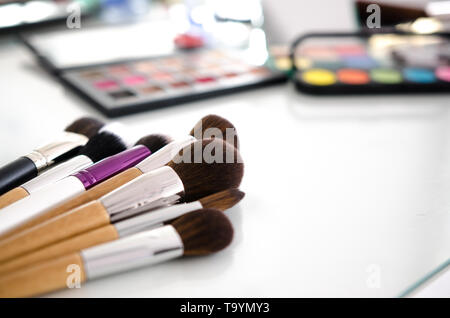 Make-up Kosmetika auf weißem Hintergrund. Kopieren Sie Platz. Schönheit Werkzeuge Paletten Sammlung Stockfoto
